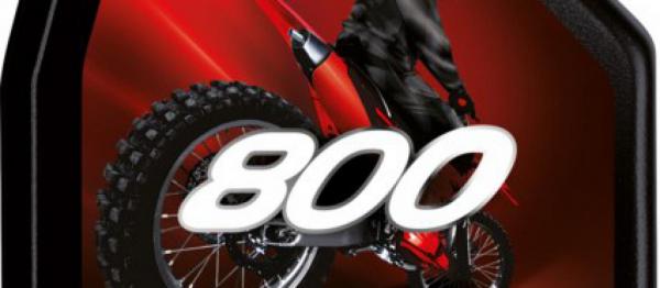 HUILE SYNTHETIQUE MOTUL 800 2T. HUILE SYNTHETIQUE MOTUL 800 2T. Crédits : ©accessoires-moto-enduro-cross.fr 2019